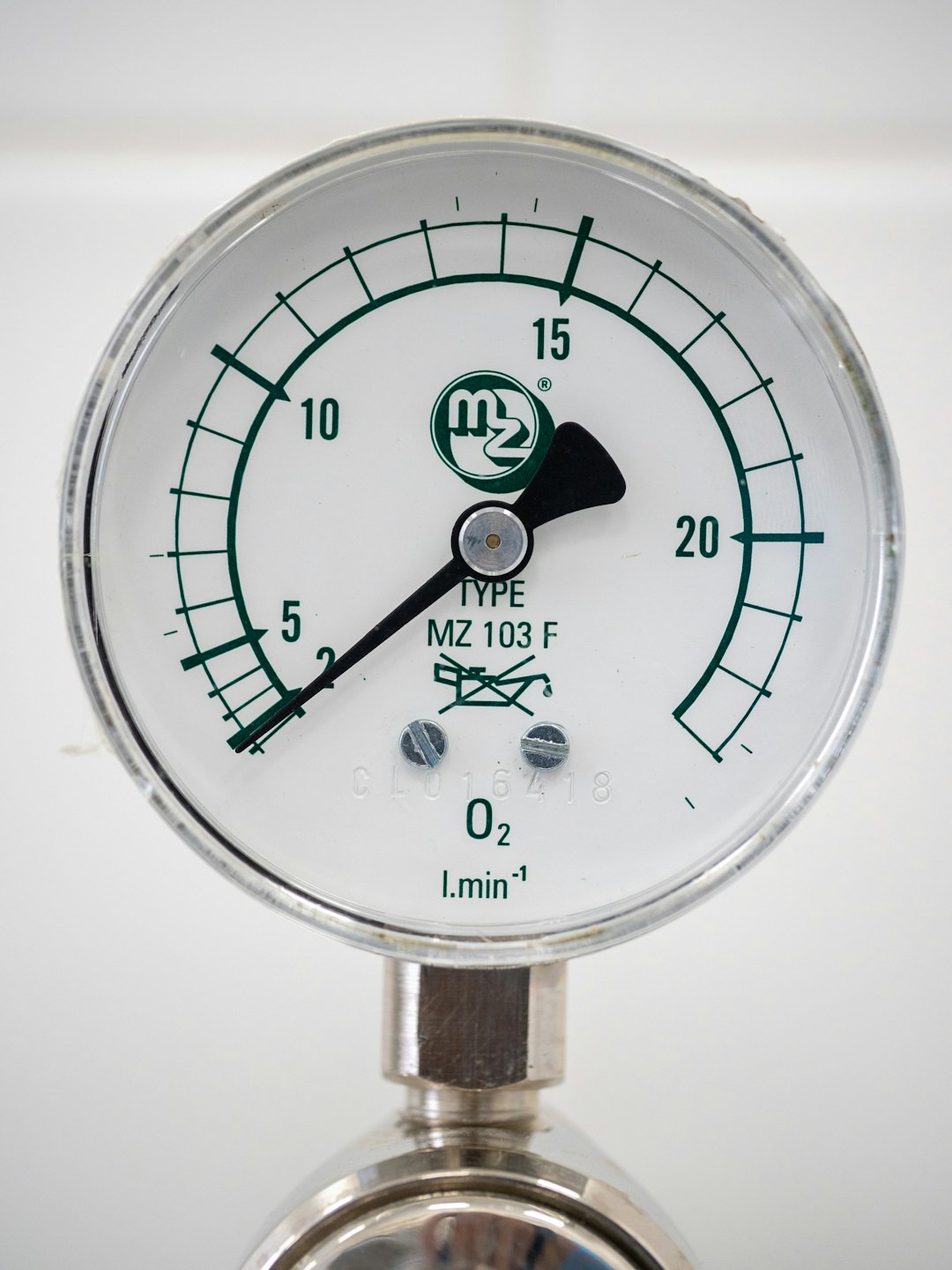 a-close-up-of-a-pressure-gauge-on-a-white-background-7kgpudch1ug